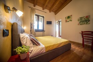 Double Room, Lake View (Glicine) | Free WiFi, bed sheets - B&B Al Sentiero (Caprino Veronese)