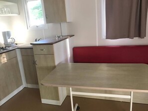 Bungalow, 2 chambres, vue sur le fleuve | Cuisine privée | Réfrigérateur grande capacité avec congélateur, four à micro-ondes