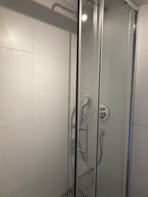 Apartamento urbano, 1 quarto, para não fumantes, vista para a cidade | Banheiro | Chuveiro, chuveiro com efeito de chuva, secador de cabelo 