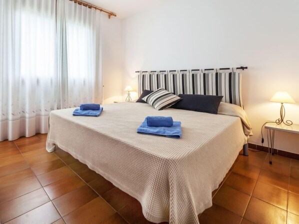 4 bedrooms, iron/ironing board, WiFi