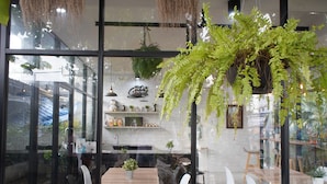 Coffee shop - Rimnam Hotel Suk Sawat 70 (Phra Pradaeng)