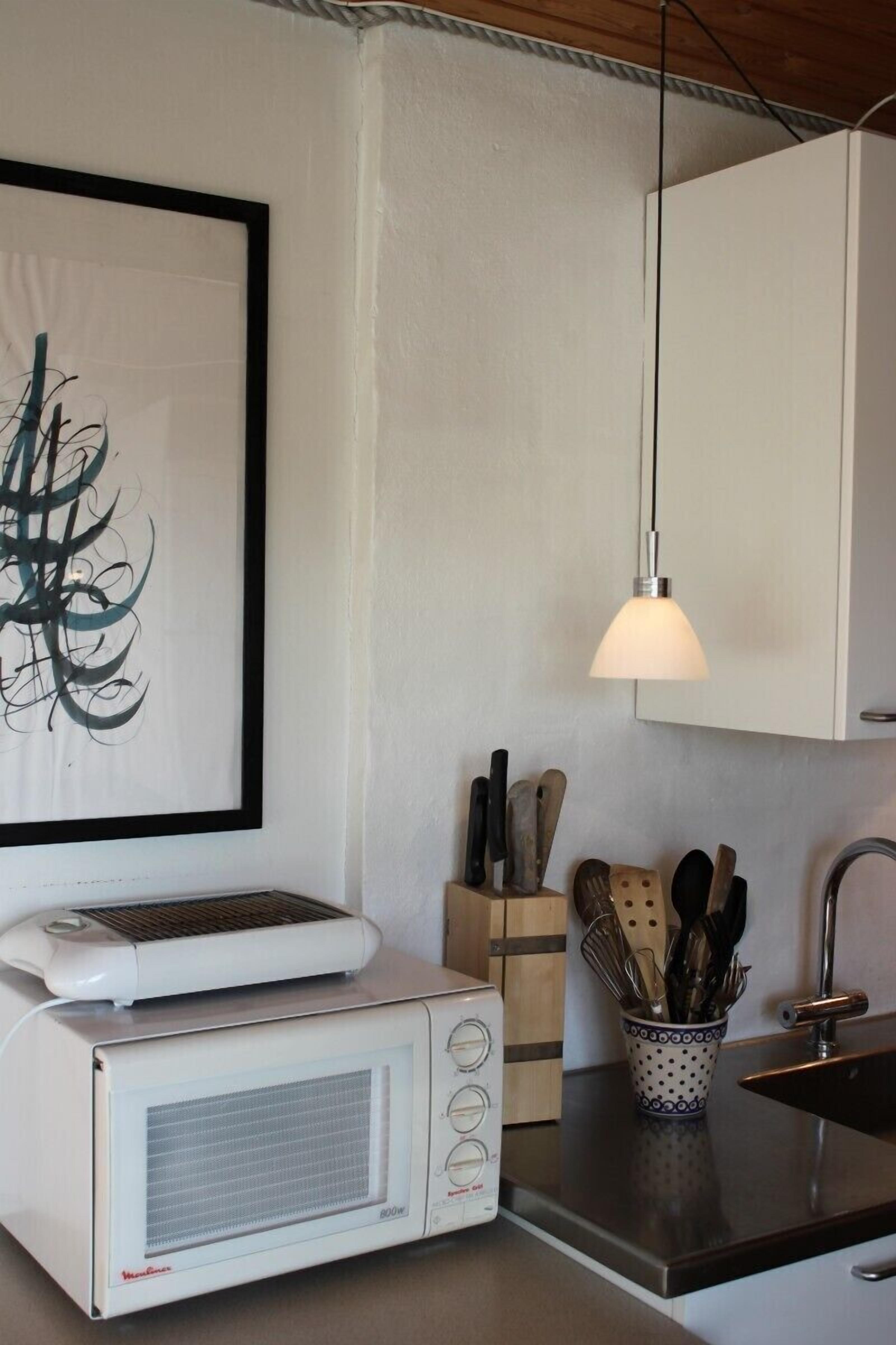 Full-size fridge, microwave, oven, stovetop