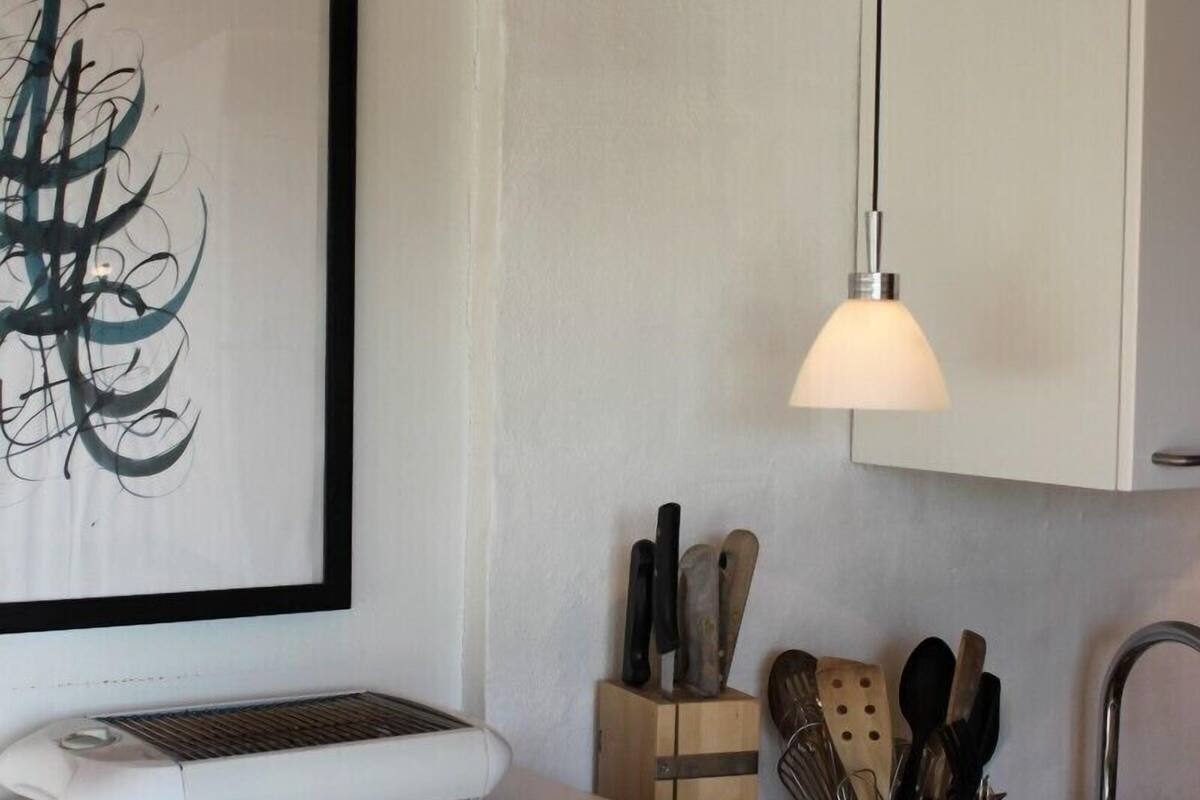 full-sized fridge, microwave, oven, stovetop