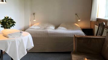 Basic Double Room, Shared Bathroom | Down comforters, individually decorated, individually furnished, desk