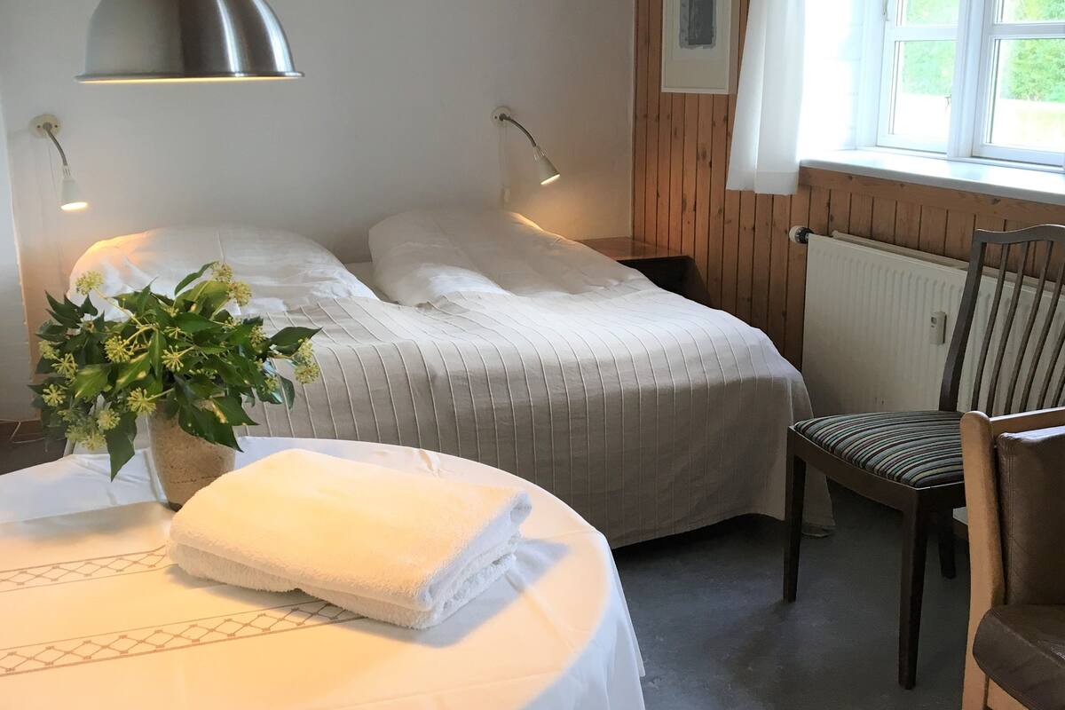 basic double room, shared bathroom | 1 bedroom, down duvets, individually decorated, individually furnished