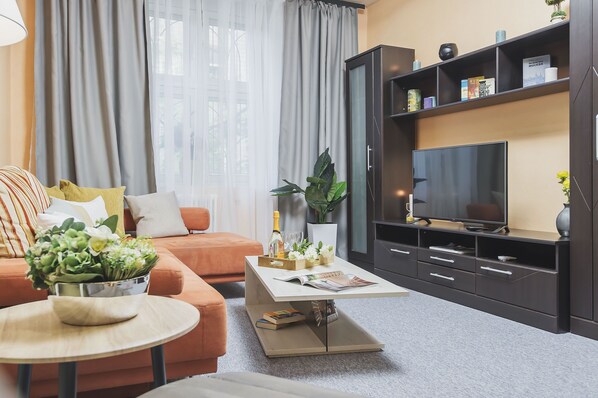2 bedrooms, individually decorated, individually furnished, desk