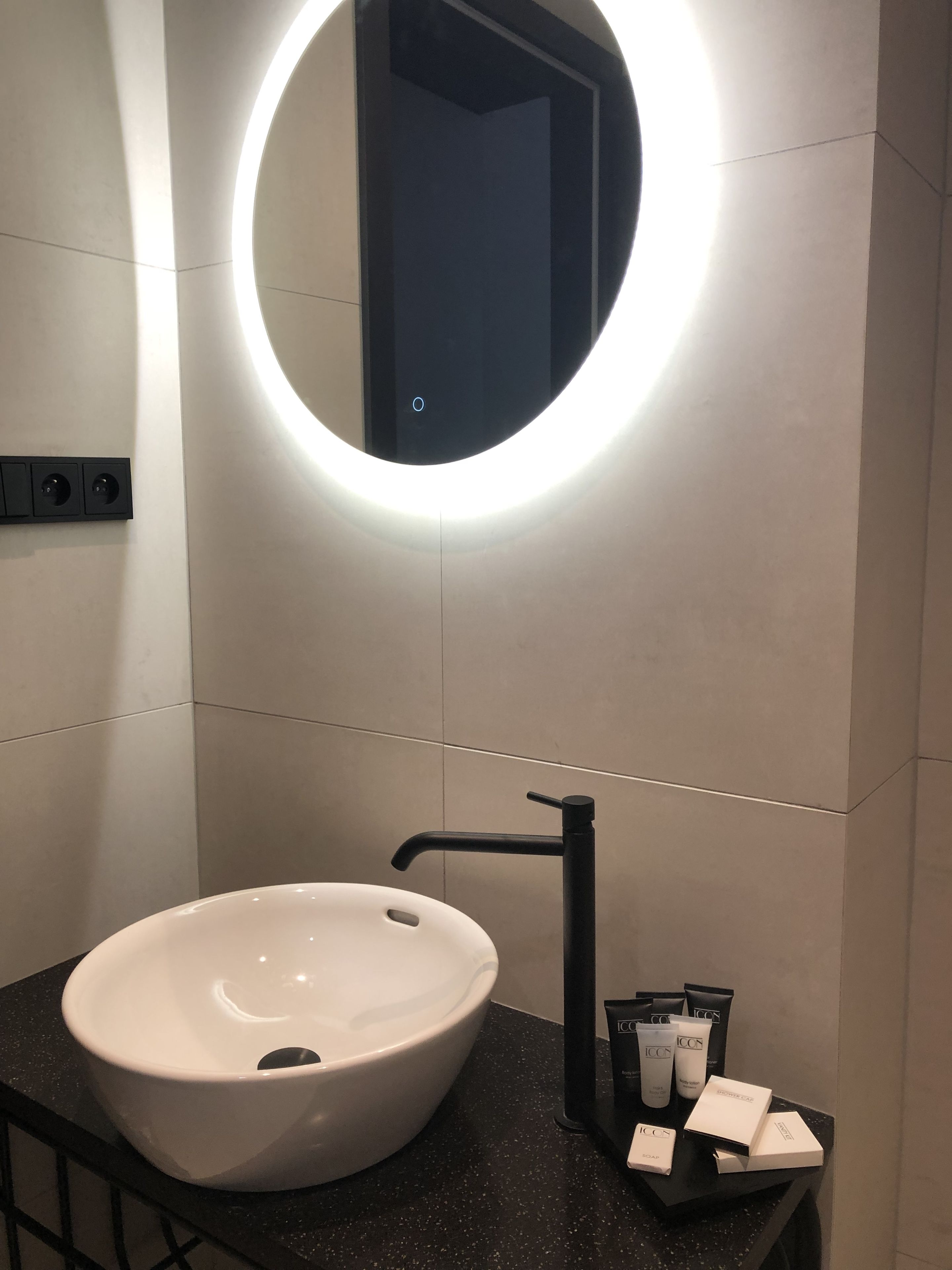 Photo - Chevron Hotel