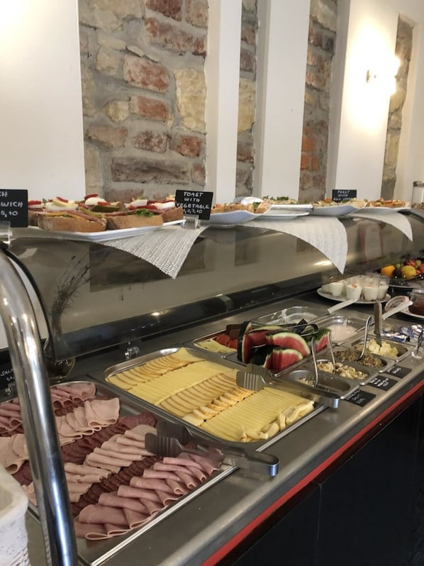Desayuno buffet todos los días (con cargo) 
