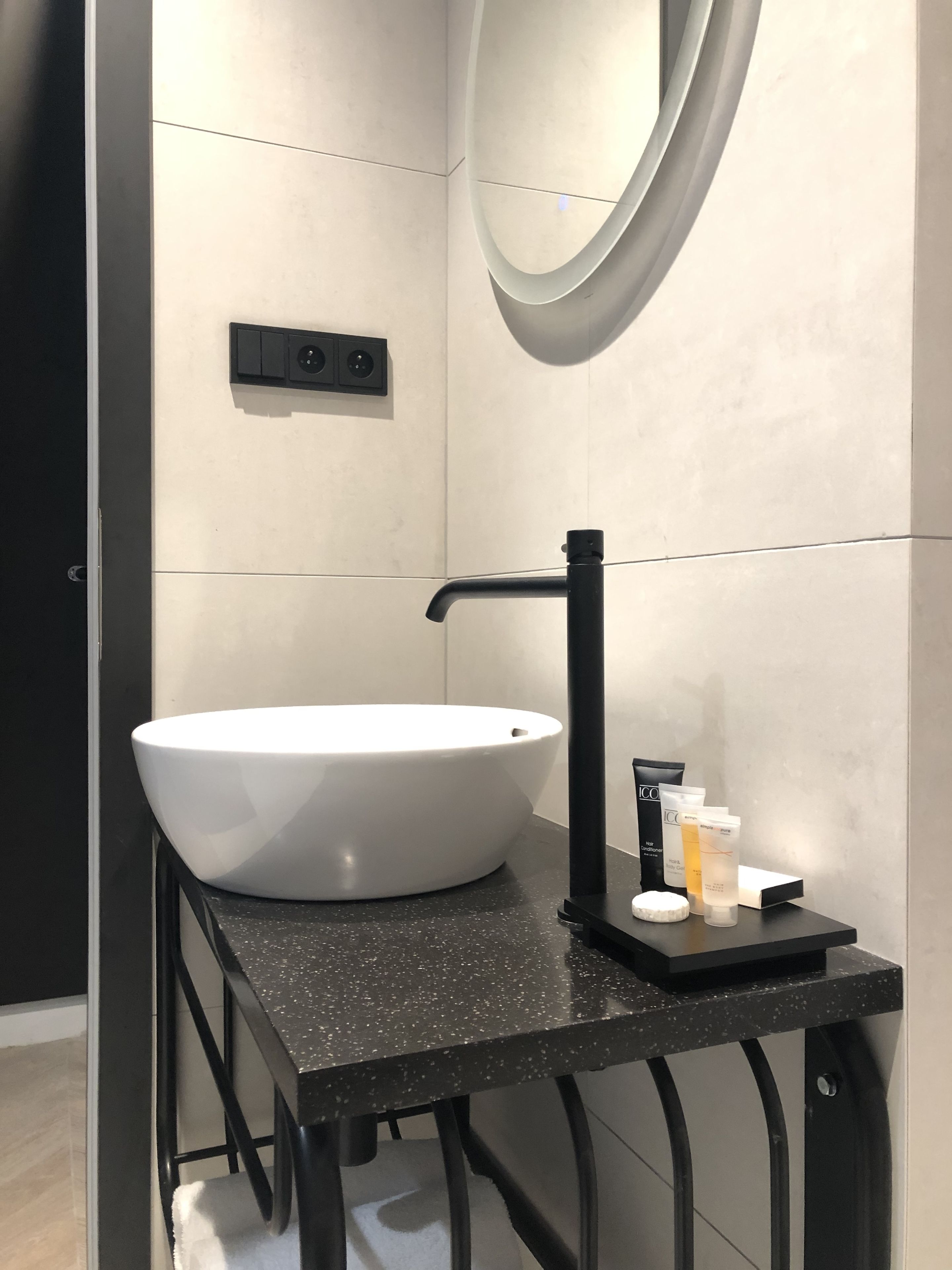 Photo - Chevron Hotel