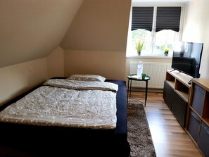 2 Schlafzimmer, Schreibtisch, Bügeleisen/Bügelbrett, Reisekinderbett