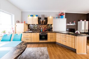 Appartement, op benedenverdieping | Privékeuken | Een koelkast, een kookplaat, een vaatwasser