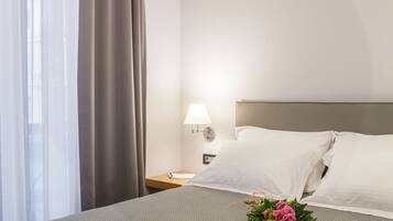 1 habitación, caja de seguridad en la habitación y escritorio