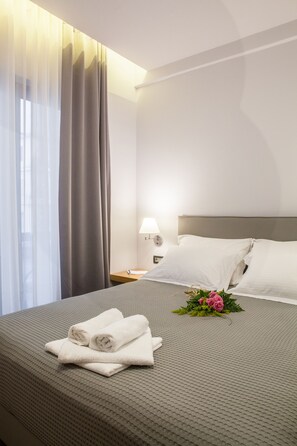 Coffre-fort, bureau, système d’insonorisation, lit de bébé (gratuit)