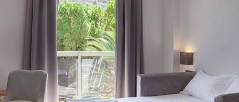 Caja de seguridad en la habitación y escritorio