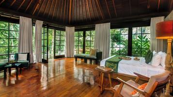 Minibar, in-room safe, free WiFi, bed sheets