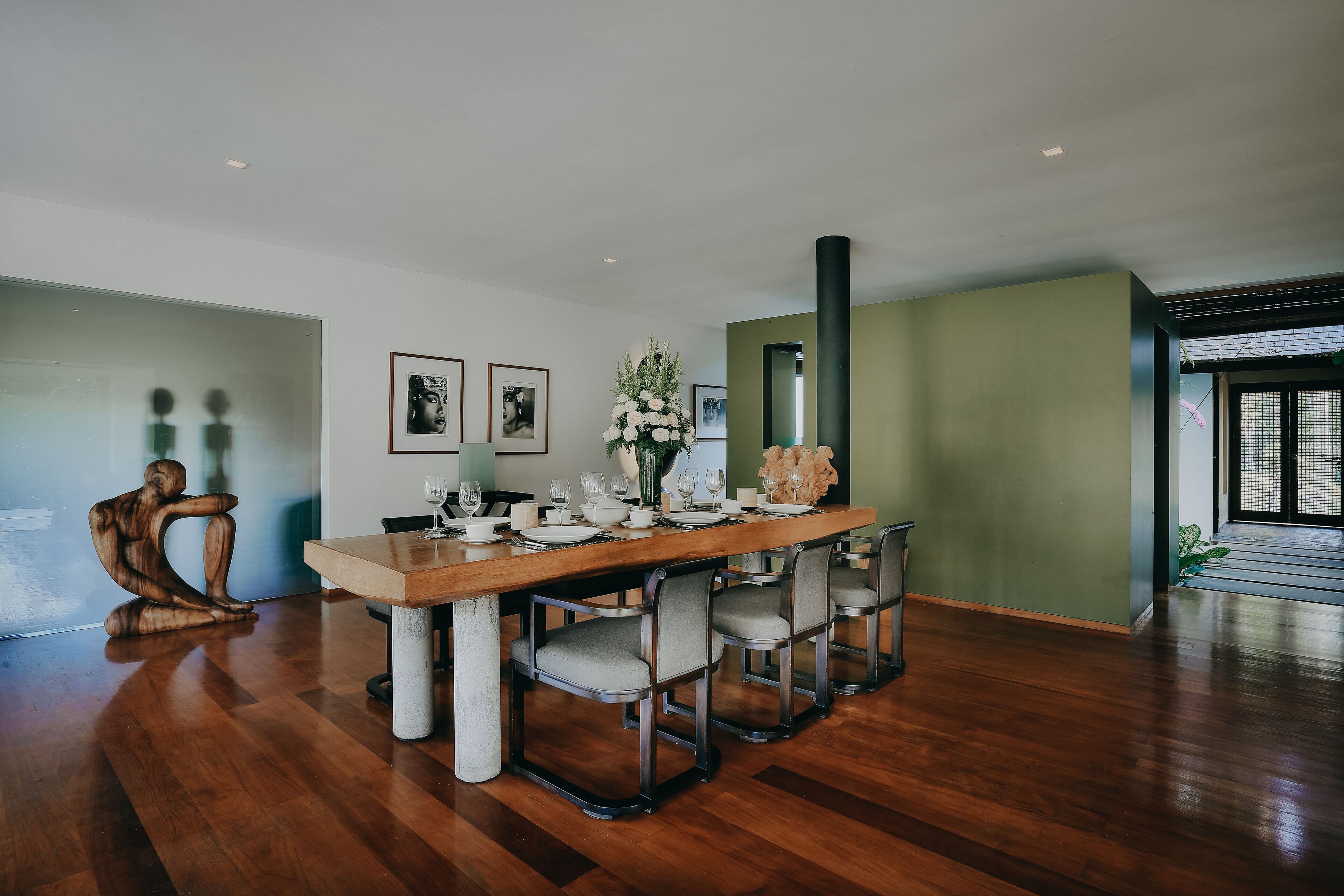 Comedor con una mesa de madera dispuesta para cuatro personas, rodeada de sillas.