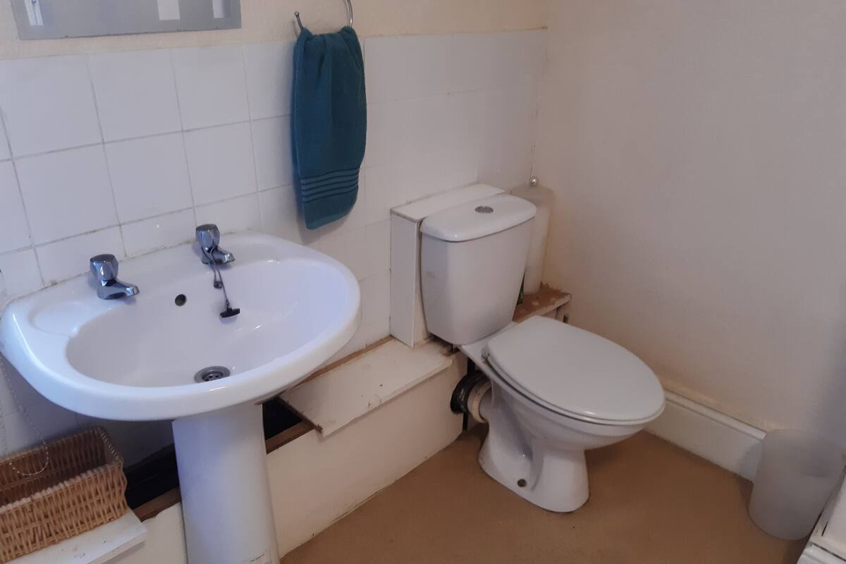 Habitación básica con 2 camas individuales, baño compartido | Baño