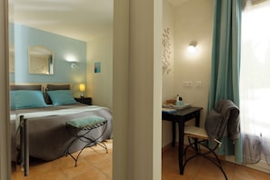 Double Room (Hiver) | Individually decorated, individually furnished, desk, iron/ironing board - Villa des Cammaous (Vacquieres)