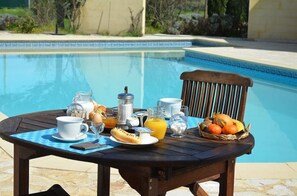 Free daily continental breakfast  - Villa des Cammaous (Vacquieres)