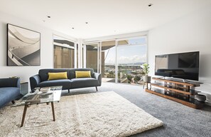 Smart TV - Stay in the City - Wellington Marina View (Wellington)