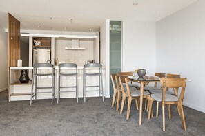 Dining - Stay in the City - Wellington Marina View (Wellington)