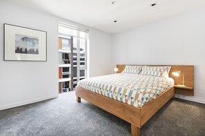 3 habitaciones, tabla de planchar con plancha y cuna de viaje