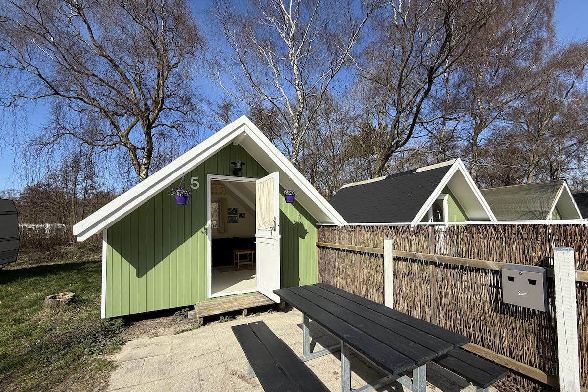 Economy Cabin - shared toilet/shower -Bed linen excluded | 1 bedroom, laptop workspace, soundproofing, iron/ironing board