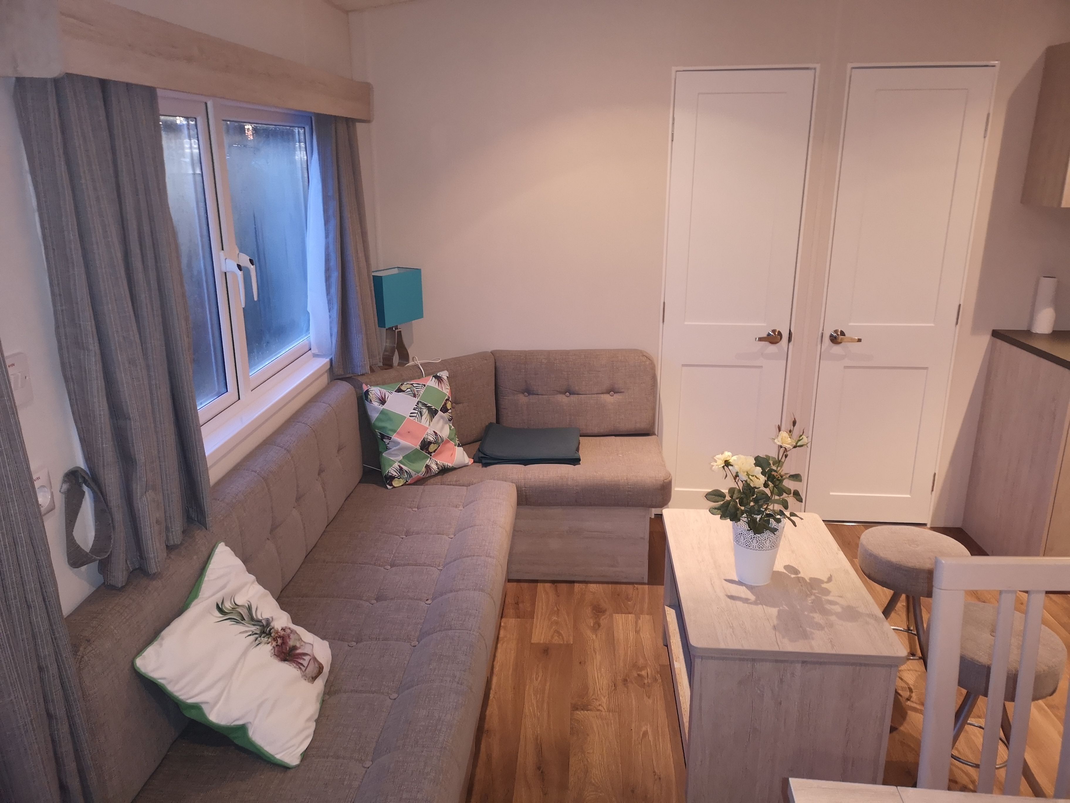 Mobile home - with toilet/shower- Bed linen excluded | Laptop workspace, soundproofing, iron/ironing board, free WiFi