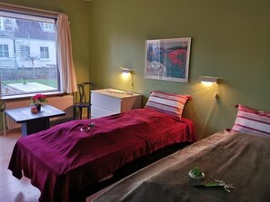 Dobbeltrom | Skrivebord for bærbar PC, lydisolert og strykejern/-brett