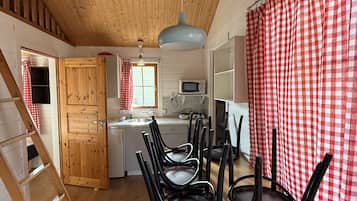 Cabin - with toilet/shower -Bed linen excluded | Arbejdsområde til bærbare computere, lydisolering, strygejern/strygebræt