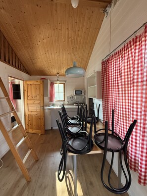 Cabin - with toilet/shower -Bed linen excluded | Espacio para trabajar con un portátil y sistema de insonorización