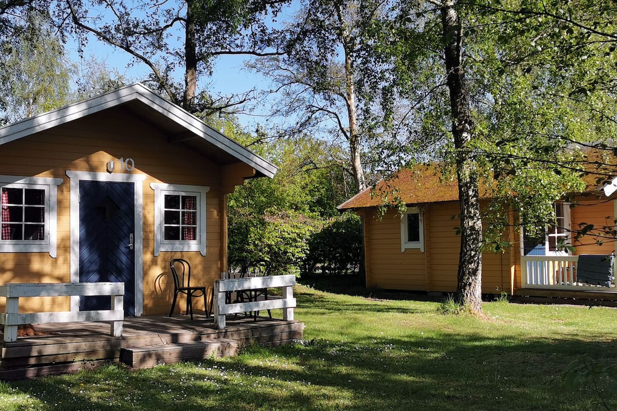 Basic Cabin - shared toilet/shower - Bed linen excluded | Terrace/patio