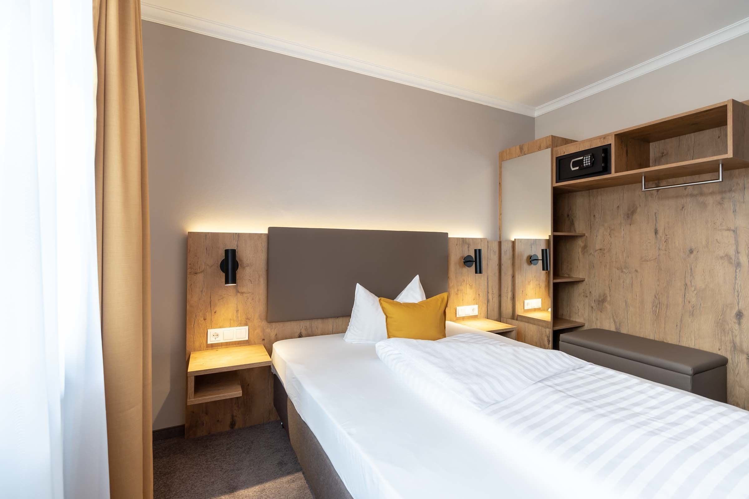 comfort single room | 2 bedrooms, in-room safe, desk, laptop workspace