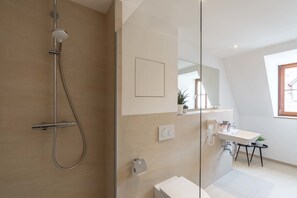 Shower, free toiletries, hair dryer, towels - Hotel Ritter Jörg (Sommerhausen)