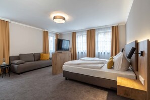 Een kluis op de kamer, een bureau, een laptopwerkplek