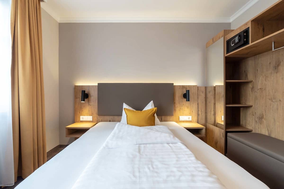 comfort single room | 2 bedrooms, in-room safe, desk, laptop workspace