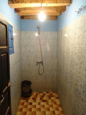 Double Room | Bathroom | Shower, rainfall showerhead, towels - Auberge Tigida (M'Hamid El Ghizlane)
