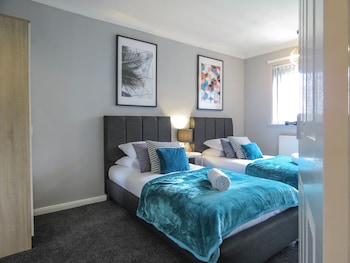 Tudors eSuites Birmingham City Centre House Private Garden