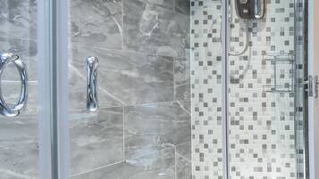Business House, 3 Bedrooms | Bathroom | Designer toiletries, towels, soap, shampoo