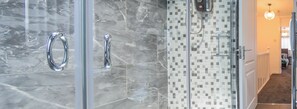 Business-Haus, 3 Schlafzimmer | Badezimmer | Designer-Toilettenartikel, Handtücher, Seife, Shampoo