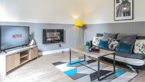 Business House, 3 Bedrooms | Living area - Tudors eSuites Birmingham City Centre House Private Garden (Birmingham)