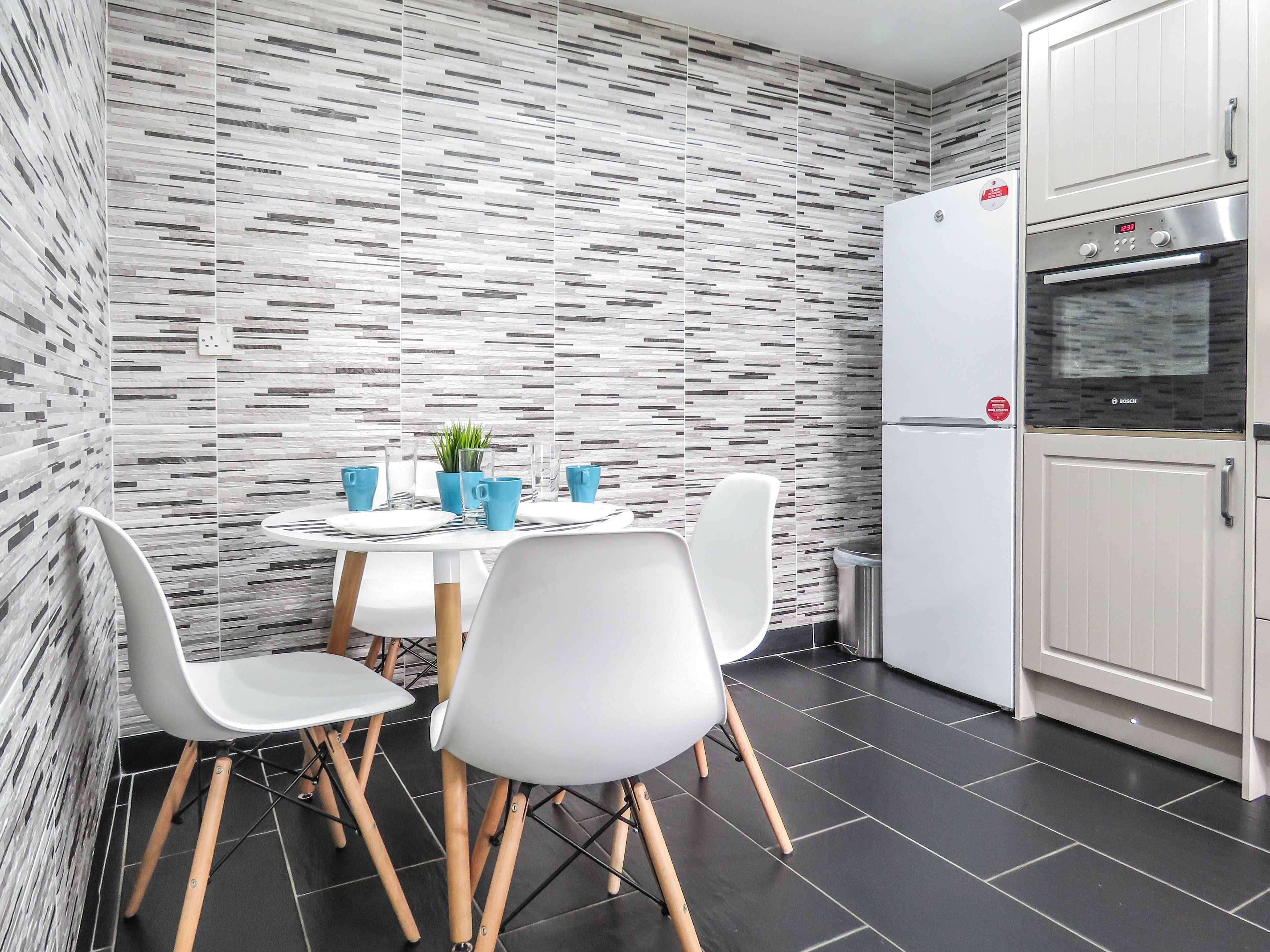 Business House, 3 Bedrooms | In-room dining