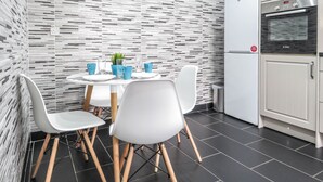 Business House, 3 Bedrooms | In-room dining - Tudors eSuites Birmingham City Centre House Private Garden (Birmingham)