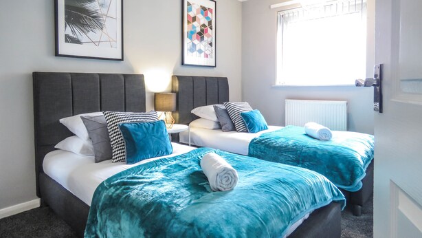Business House, 3 Bedrooms - Tudors eSuites Birmingham City Centre House Private Garden (Birmingham)