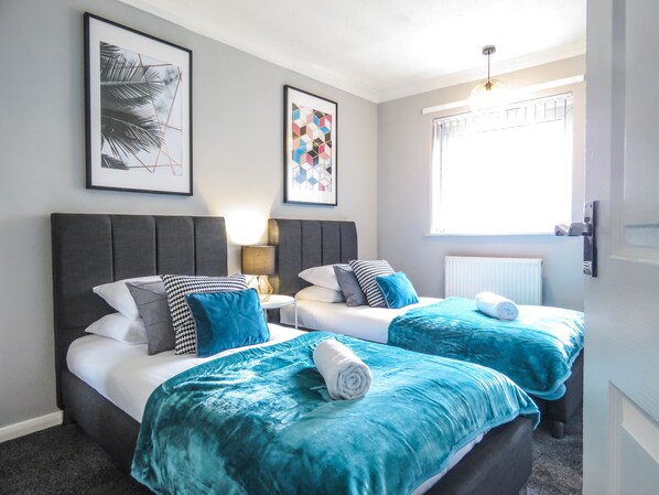 3 bedrooms, individually decorated, individually furnished - Tudors eSuites Birmingham City Centre House Private Garden (Birmingham)