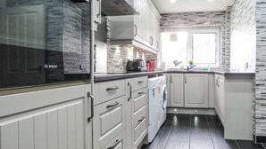 Business House, 3 Bedrooms | Private kitchen - Tudors eSuites Birmingham City Centre House Private Garden (Birmingham)