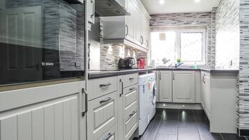 Business House, 3 Bedrooms | Private kitchen | Electric kettle