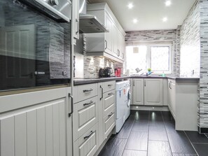 Private kitchen - Tudors eSuites Birmingham City Centre House Private Garden (Birmingham)