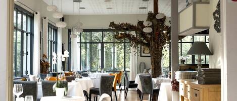 Se sirven almuerzos y cenas, cocina francesa