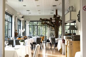 Lunch and dinner served, French cuisine - Hotel Restaurant Le Bosquet (Les Ponts-de-Ce)